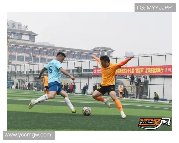 足球大佬齐聚一堂合影留念展现足球魅力与团结精神的精彩瞬间